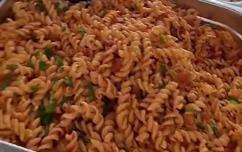 Pâtes créoles et riz servis en bac dans la vitrine